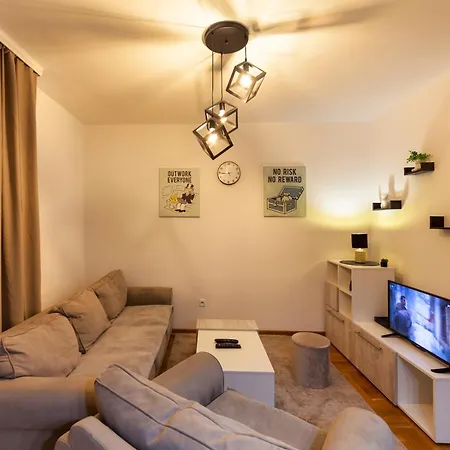 Six - Free Parking Apartment