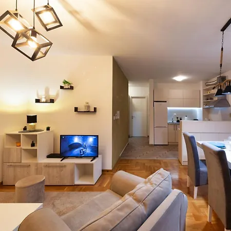 Six - Free Parking Apartment *