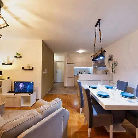 Apartment Six - Free Parking *